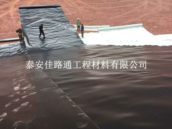 養(yǎng)殖防滲膜鋪設(shè)不平整？5 個(gè)實(shí)操技巧教你鋪出 “鏡面效果”